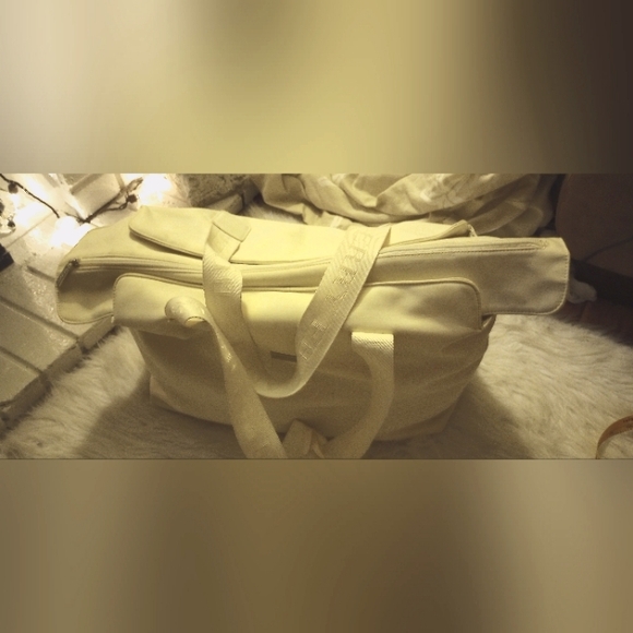 Burberry Large Nylon Tote Shoulder Bag. Off White. Burberry Bag Tag. - Picture 14 of 16